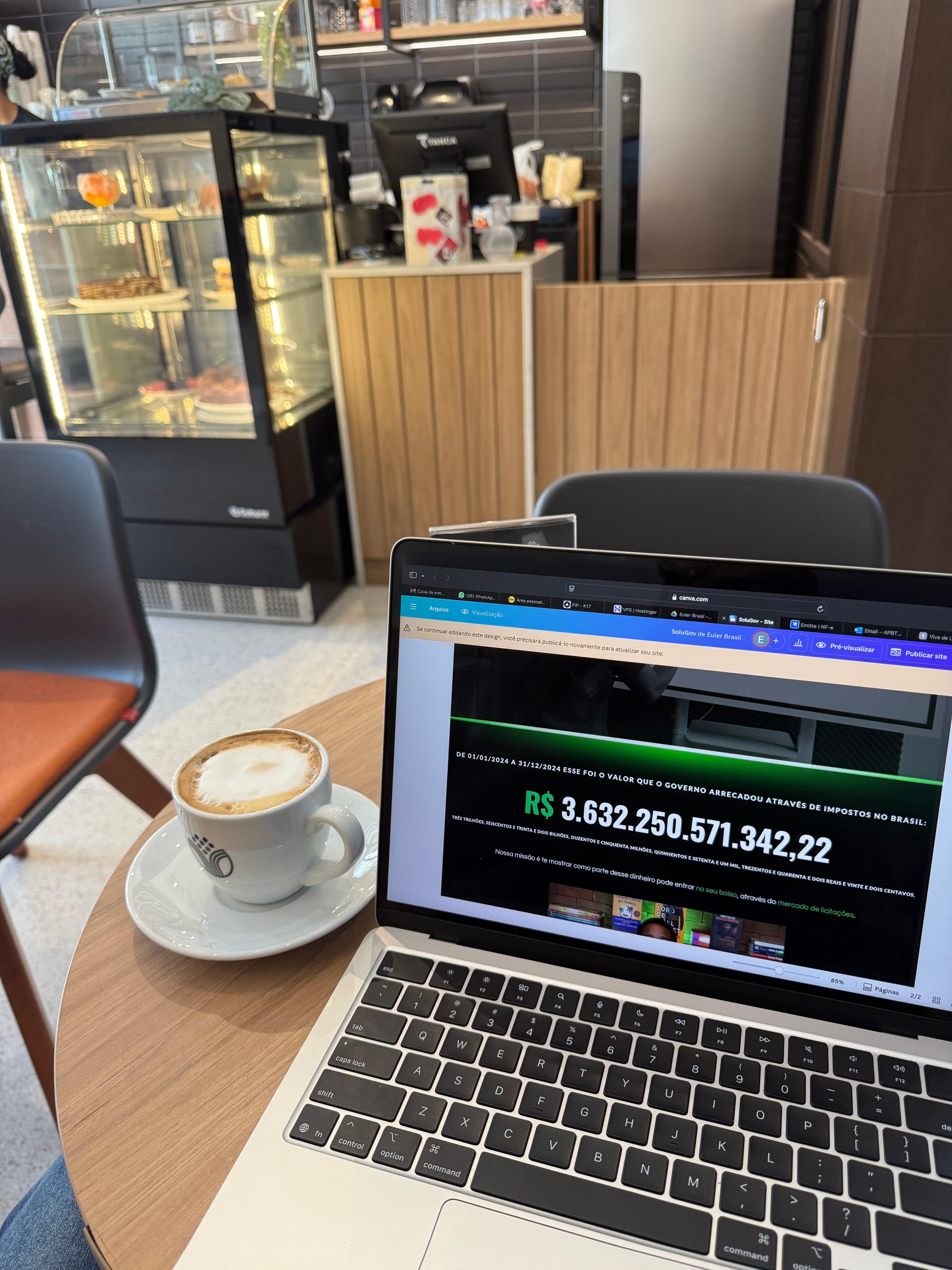 Euler trabalhando em um café