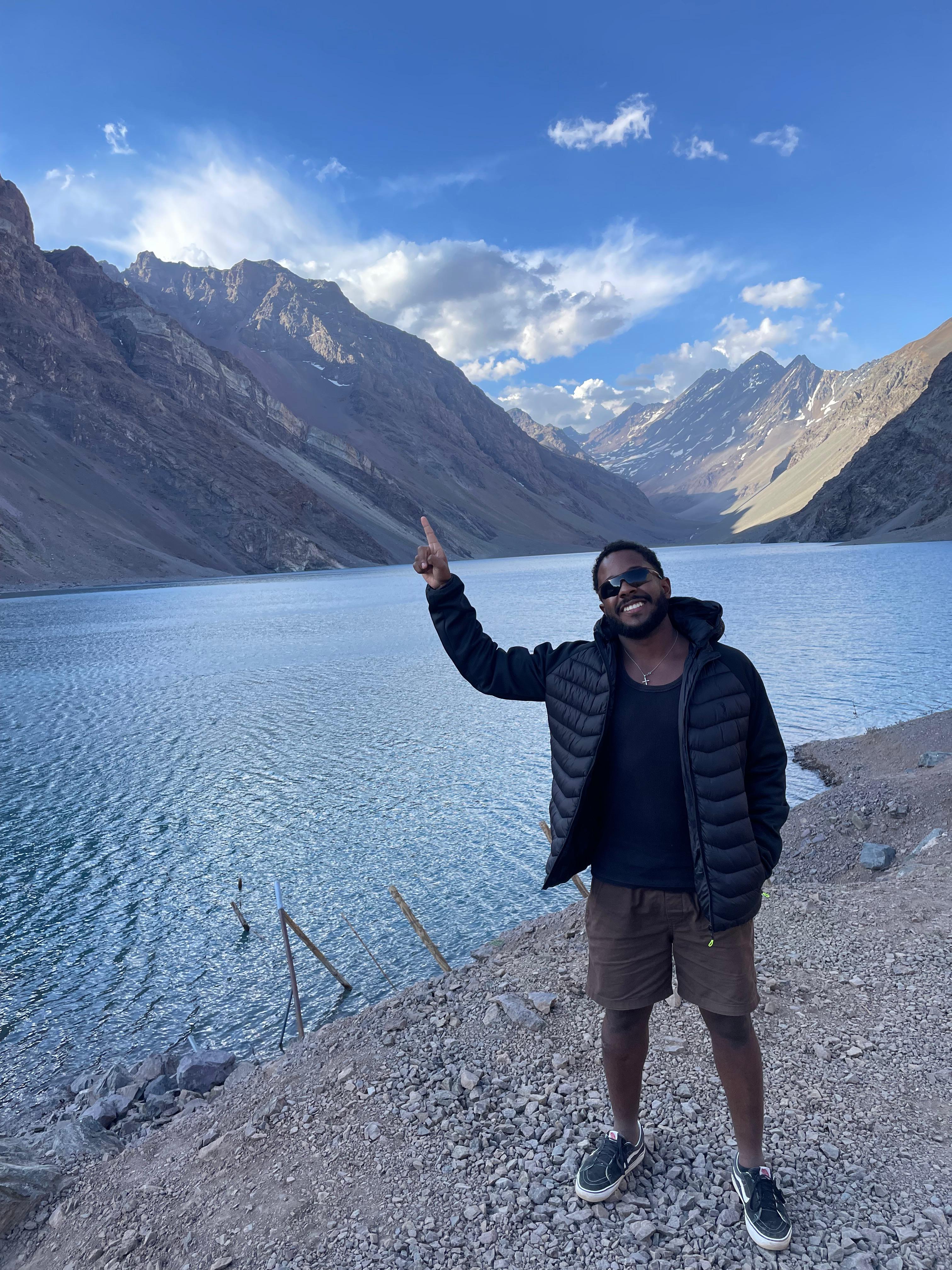 Euler em frente a um lago de montanha